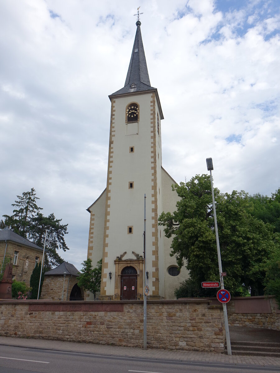 Mainz-Ebersheim, kath. Pfarrkirche St. Laurentius, erbaut von 1724 bis 1729, Kirchturm erbaut 1768 (13.06.2020)