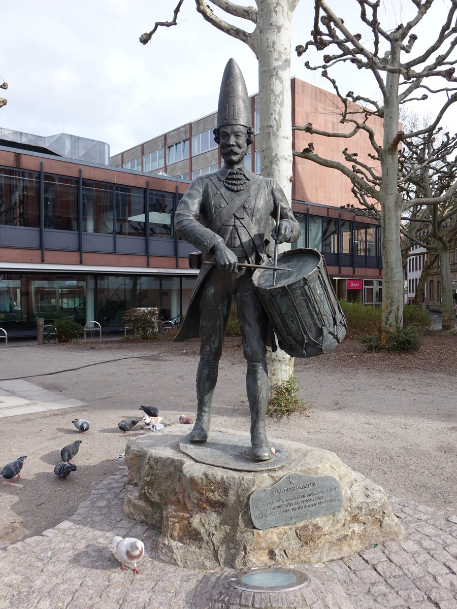 Mainz, Gardetrommler von Wolfgang Oester am Schillerplatz (01.03.2020)