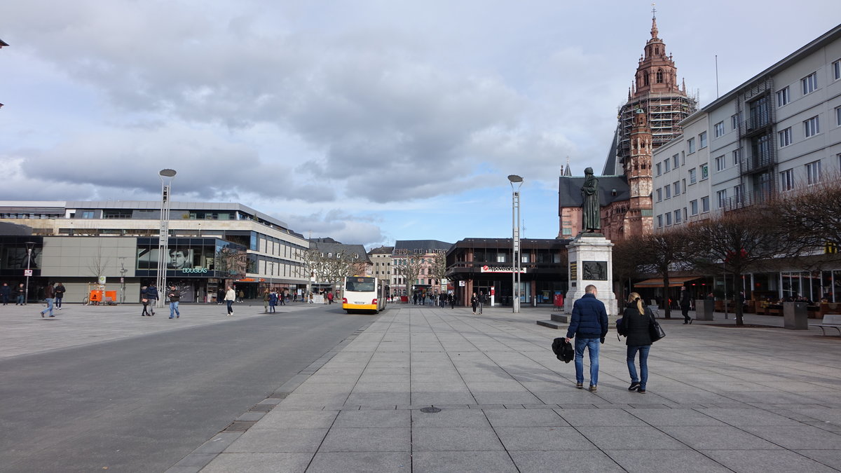Mainz, Gebude am Gutenbergplatz mit Dom St. Martin (01.03.2020)