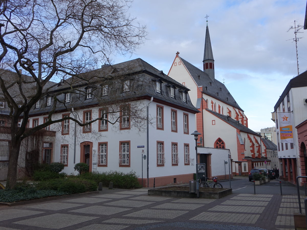 Mainz, Karmeliterkirche am Karmeliterplatz, dreischiffige gotische Basilika mit Dachreiter, erbaut im 13. Jahrhundert (01.03.2020)