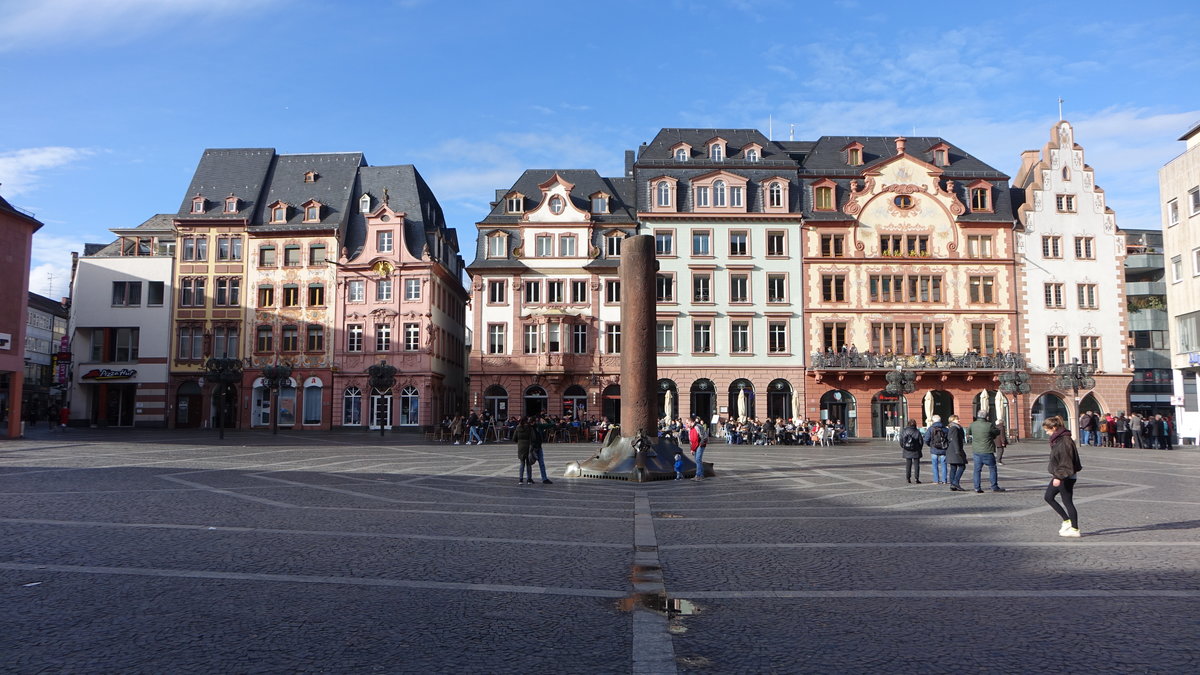 Mainz, Markt mit barocken Domhusern und Heunensule (01.03.2020)