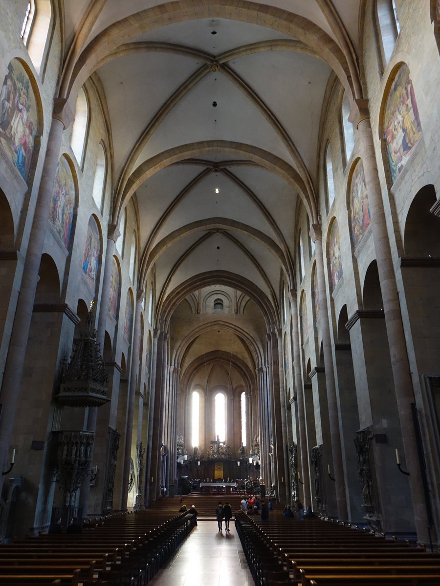 Mainz, Mittelschiff mit sptgotischer Kanzel im Dom St. Martin (01.03.2020)