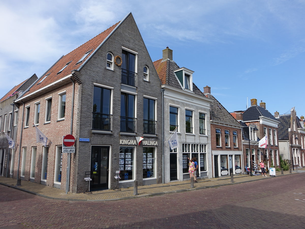 Makkum, historische Huser aus dem 18. Jahrhundert in der Voorstraat (26.07.2017)