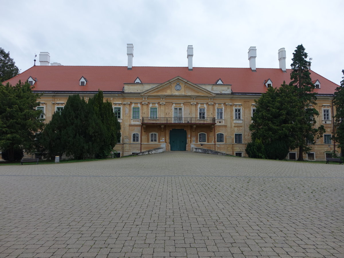 Malacky / Malatzka, Palffy Schloss, erbaut 1624, klassizistisch umgestaltet 1808 (05.08.2020)