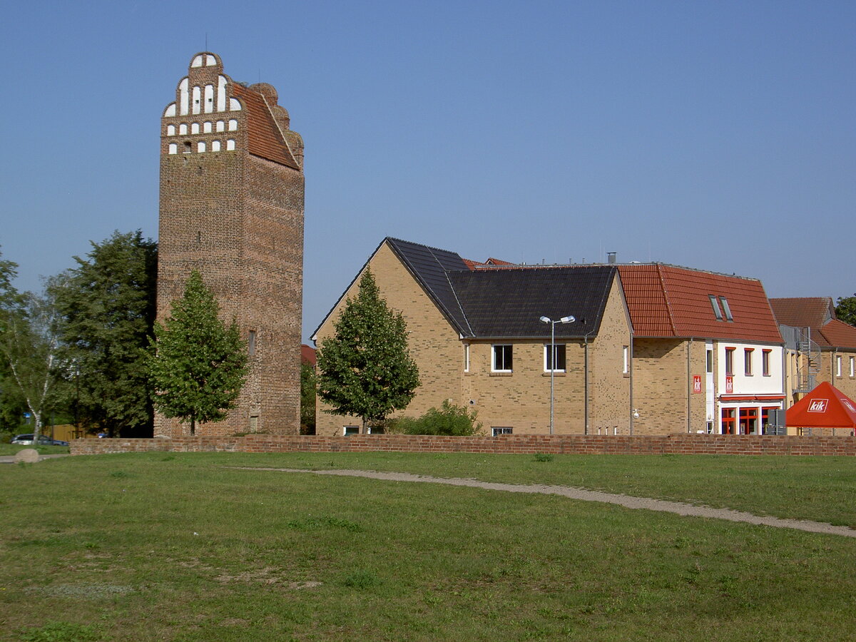 Malchin, Fangelturm, 35 Meter hoher Turm der ehem. Stadtbefestigung, erbaut im 15. Jahrhundert (16.09.2012)