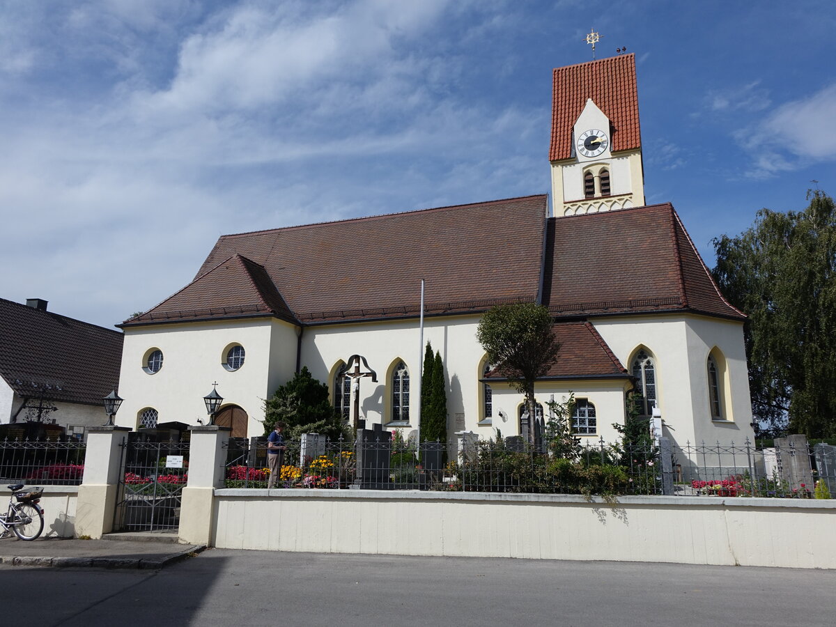 Malching, Pfarrkirche St. Margareth, Saalbau mit stark eingezogenem sptgotischem Polygonalchor, barockisiert 1675, regotisiert von 1883 bis 1885, Erweiterung des Langhaus 1936 durch Richard Steidle (13.09.2015)