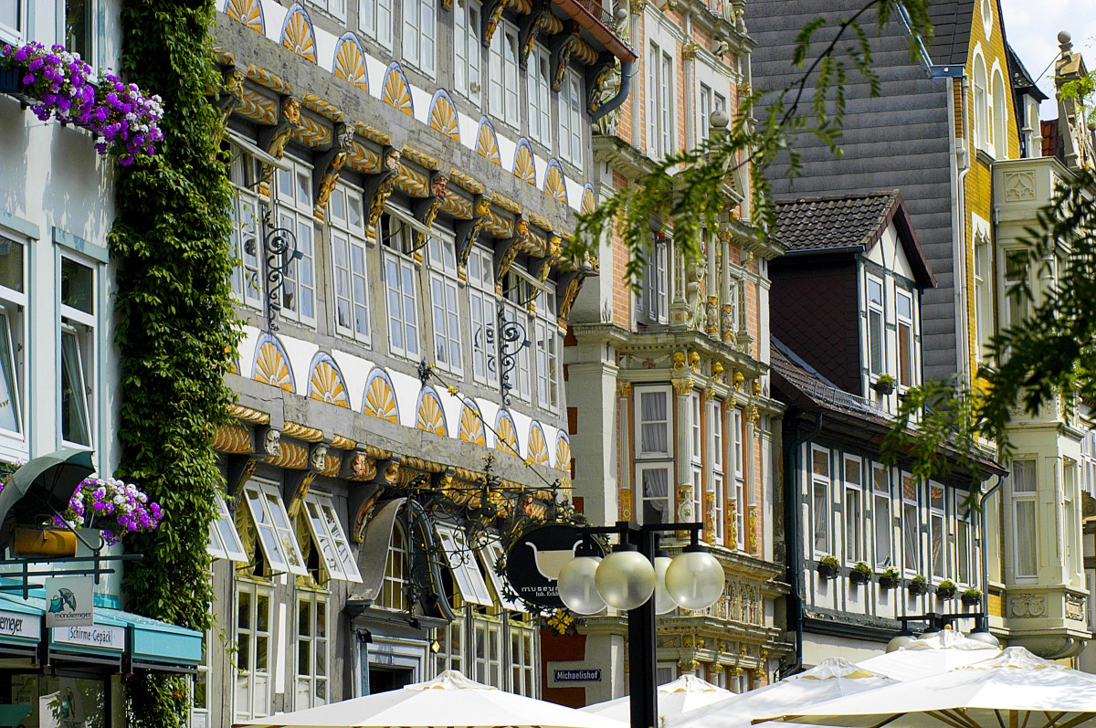 Malerische Fachwerkbauten zieren die Hauptstrae der historischen Altstadt von Hxter (Weserbergland). Aufnahme: Juli 2007.