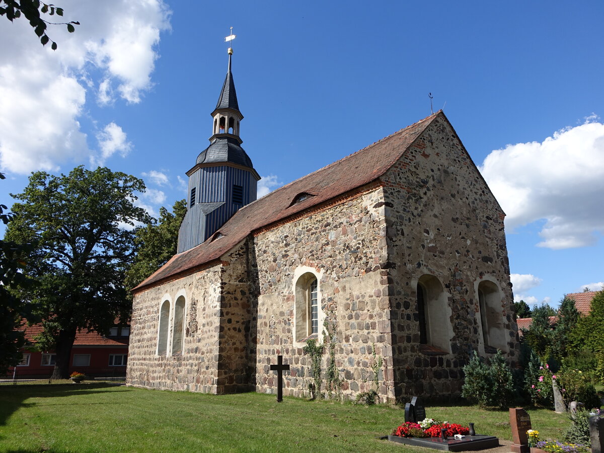Malitschkendorf, evangelische St. Georg Kirche, Feldsteinkirche aus dem 13. Jahrhundert (07.09.2025)