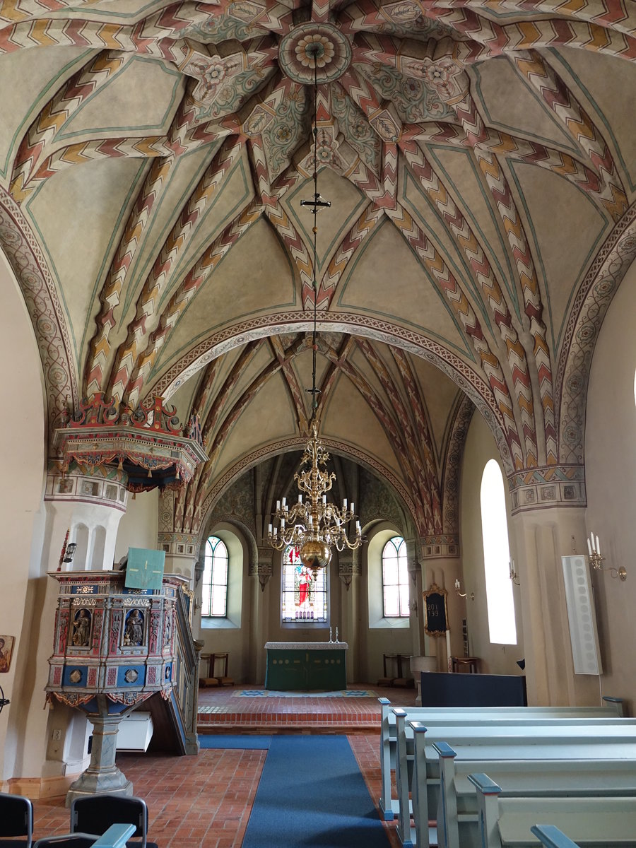 Malmkping, Innenraum der Ev. Kirche, Kanzel von 1648, Altar von 1986 (14.06.2016)