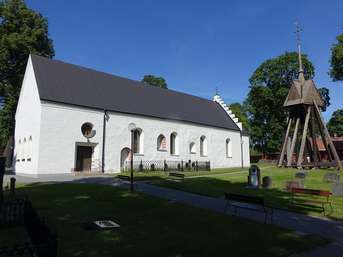 Malmkping, Lilla Malma Kyrka, erbaut im 12. Jahrhundert, Sakristei von 1872, Glockenturm von 1684 (14.06.2016)