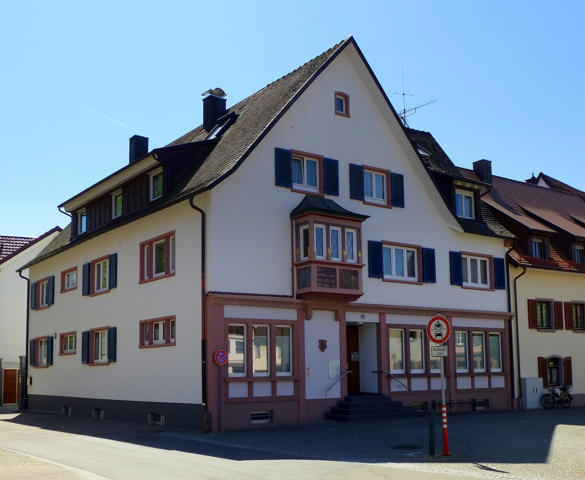 Malterdingen, ehemaliges Gasthaus  Adler  von 1714, 1959 erneuert und umgebaut, der sptgotische Erker und das Sandsteinwappen wurden vom alten Gebude bernommen, April 2017