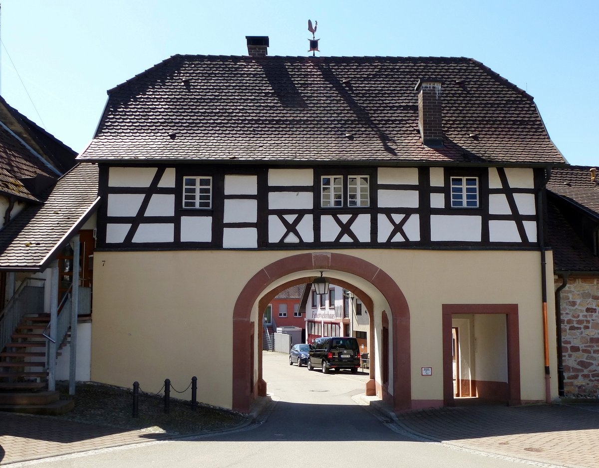 Malterdingen, das Obere Tor von 1567, stadteinwrts gesehen, April 2017