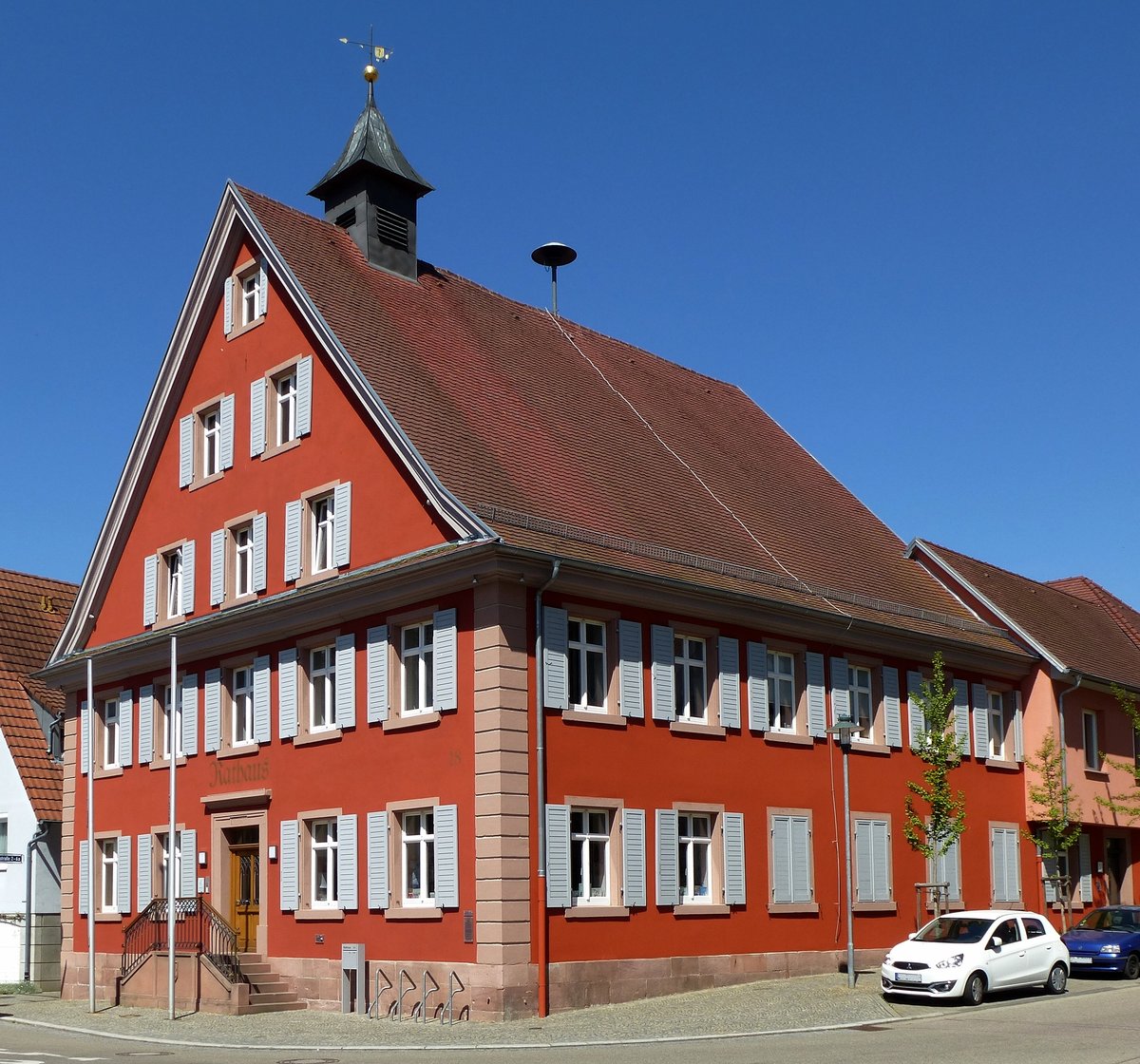 Malterdingen, das Rathaus der ca. 3200 Einwohner zhlenden Gemeinde im Breisgau, April 2017