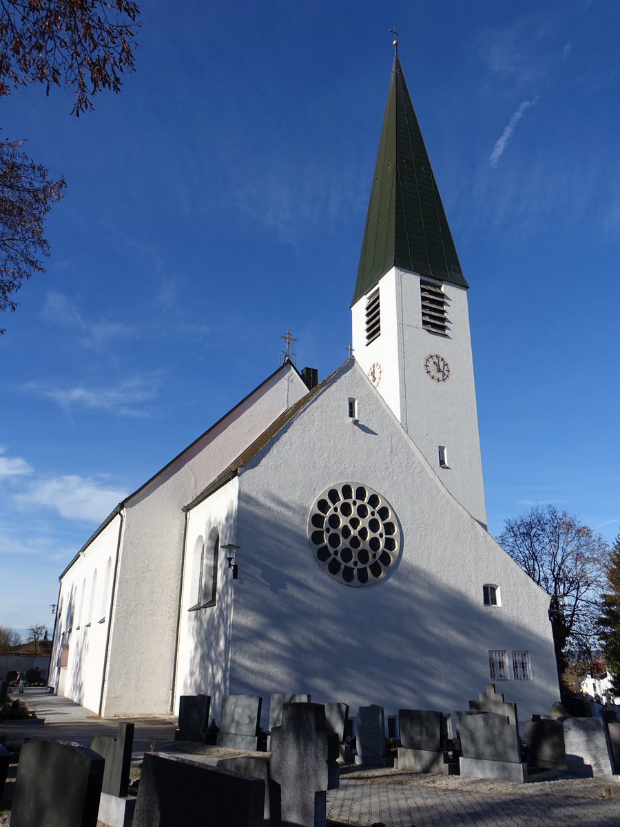Mamming, Pfarrkirche St. Margaretha, Nachfolgebau einer im Zweiten Weltkrieg zerstrten sptgotischen Kirche. Sie wurde in den Jahren 1947 bis 1949 nach den Plnen von Friedrich Ferdinand Haindl erbaut (21.11.2016)