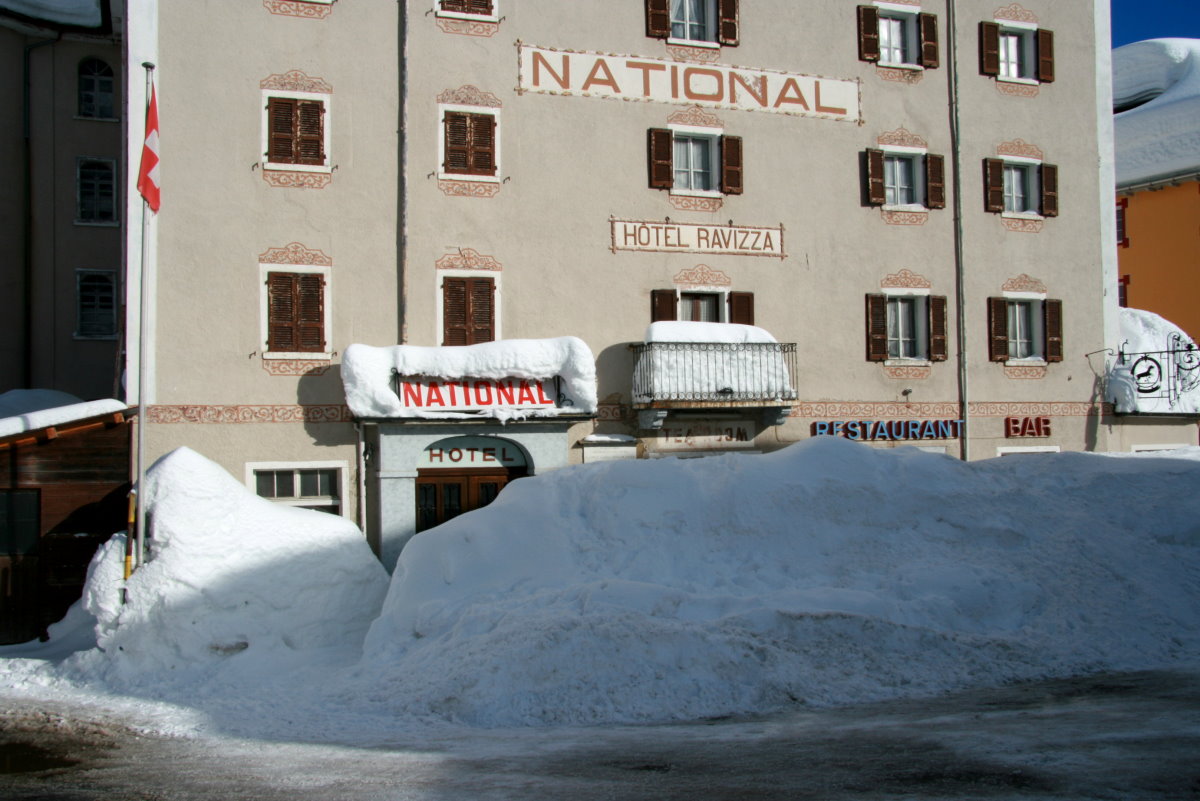 Man kommt kaum zum Eingang vom Hotel Ravizza. San Bernardino; 09.02.2014