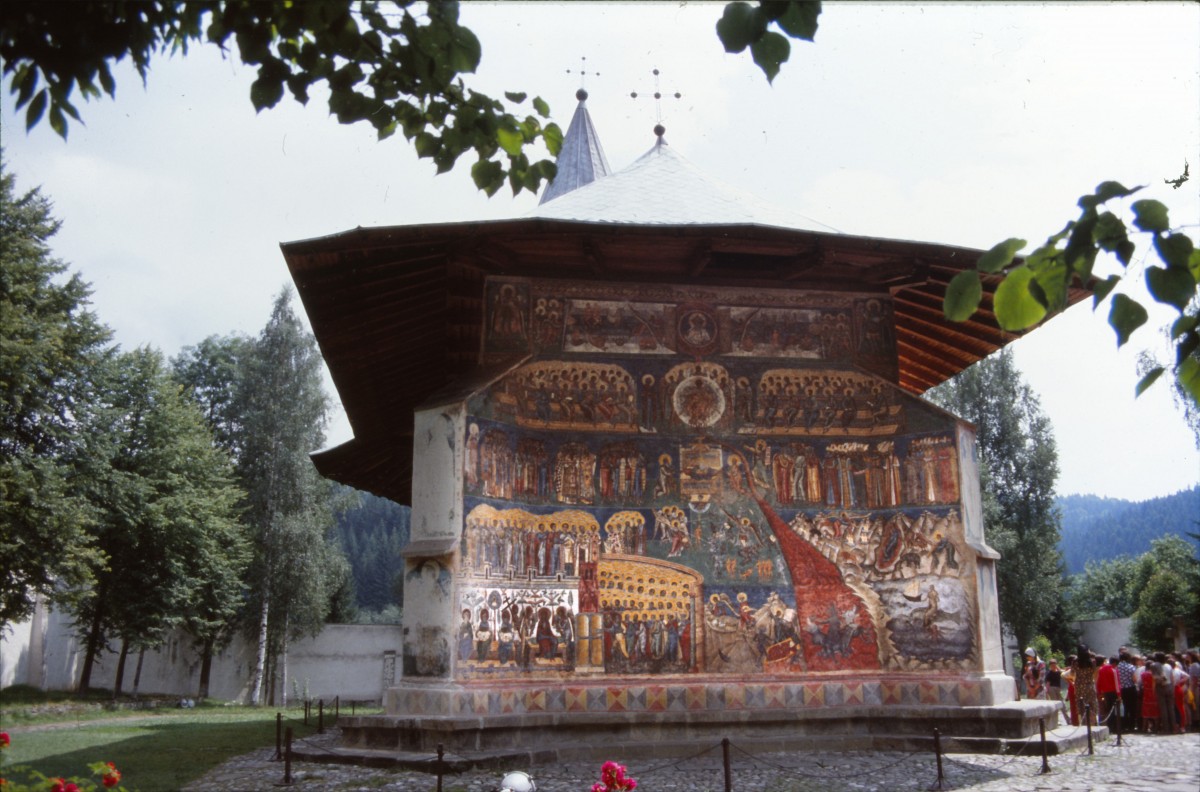 Manastirea Moldovita (Kloster Moldovita) steht auf der UNESCO-Denkmalschutzliste. Die Bilder des Klosters ergeben die gesamte Geschichte der Bibel, die Heilige Schrift in Farbe. Aufnahme: Juli 1990 (Bild vom Dia).