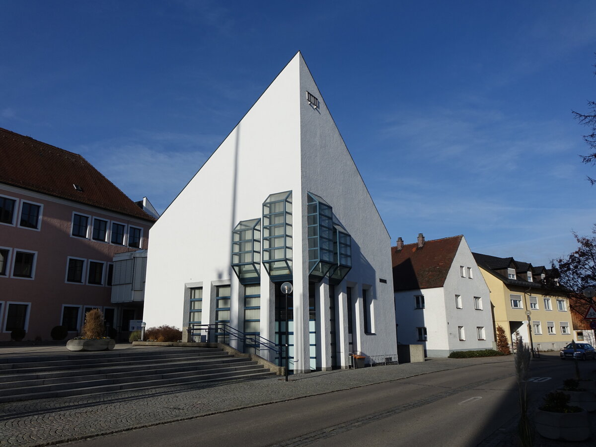 Manching, Rathaus in der Schulstrae, erbaut vom Mnchner Architekten Max Breitenhuber (25.12.2015)