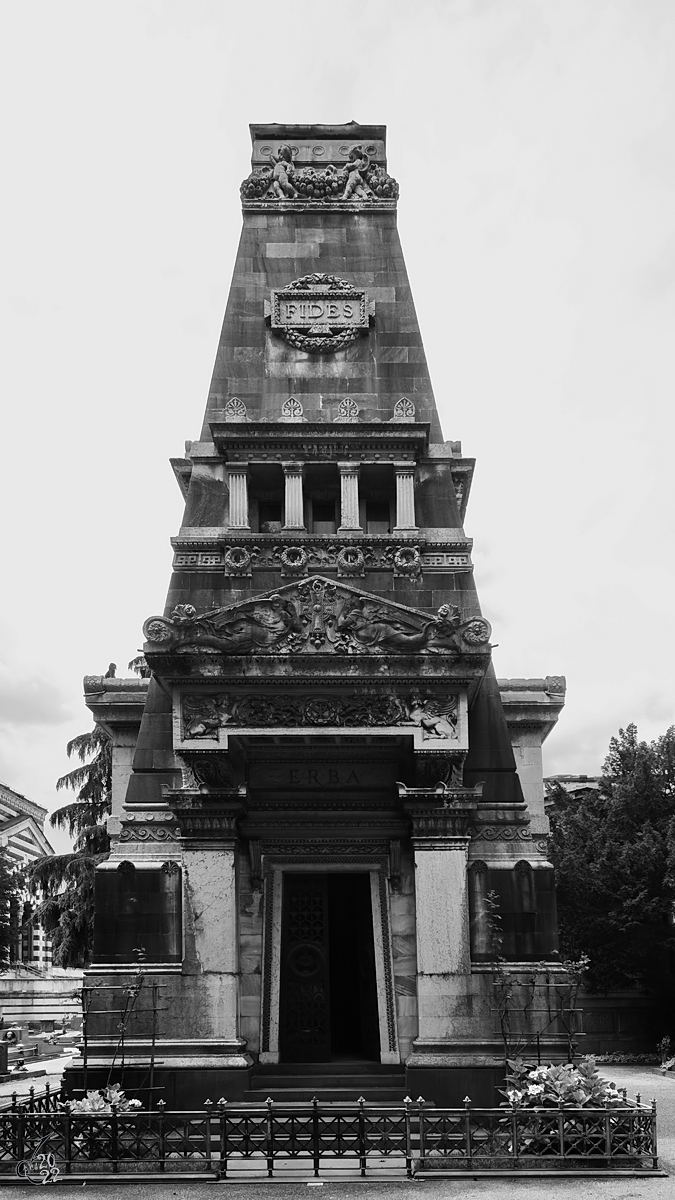 Manchmal kommt einem der Gedanke, dass man eher auf einer Architekturausstellung oder in einem Museum wre, als auf einem Friedhof. (Cimitero Monumentale Mailand, Juni 2022)