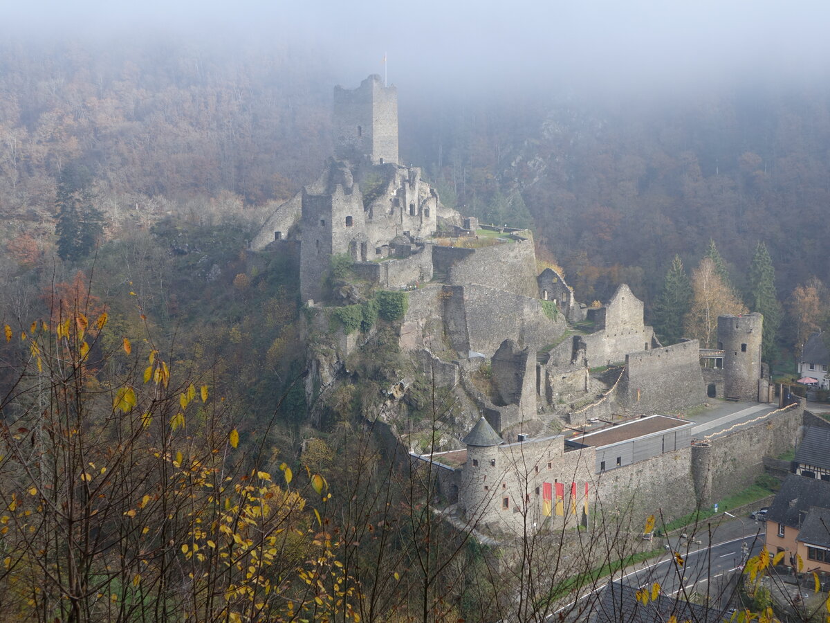 Manderscheid, Niederburg, ausgedehnter Zwinger der Vorburg mit Rundturm, viereckiger Bergfried, erbaut im 12. Jahrhundert (08.11.2025)