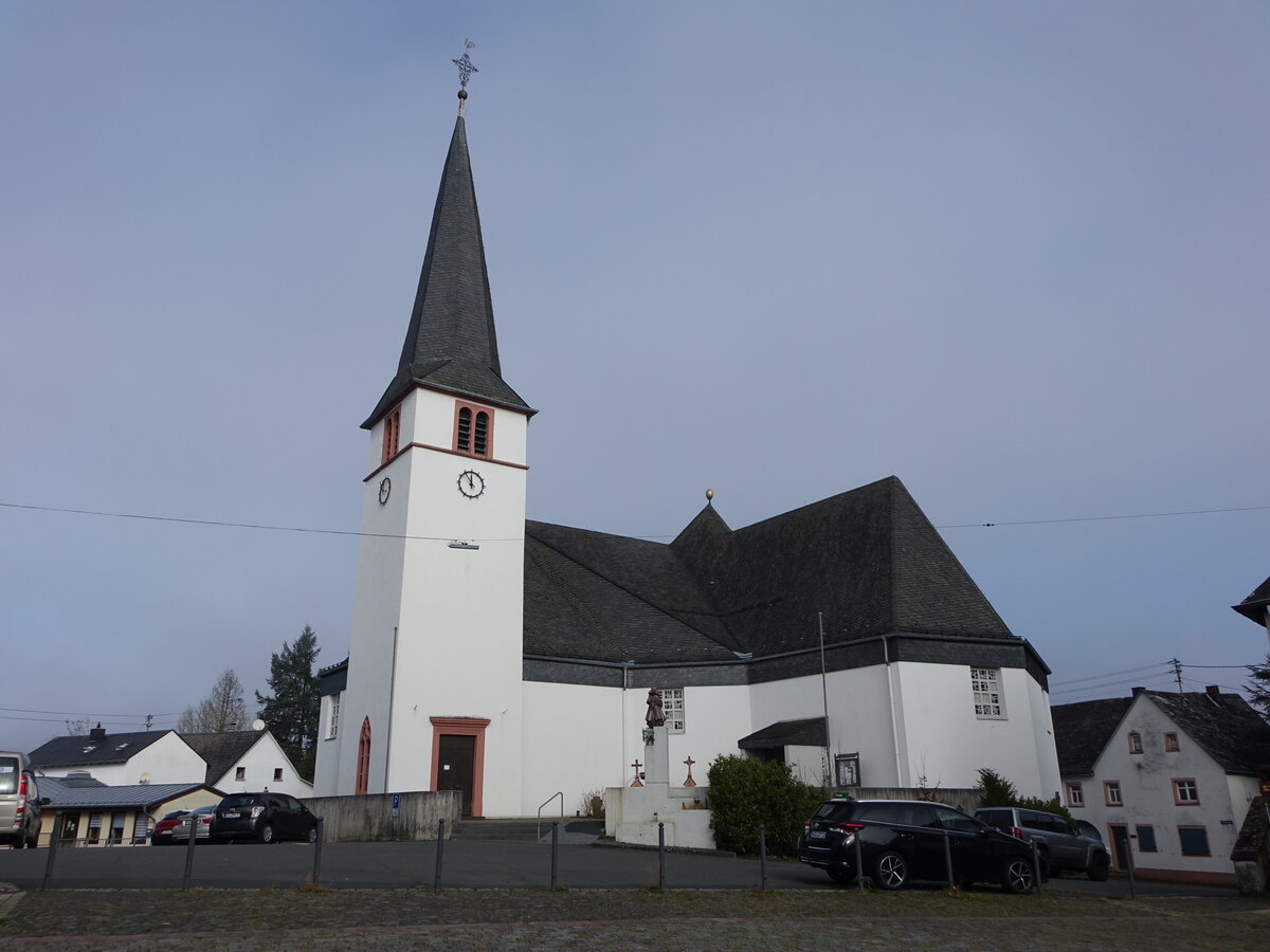 Manderscheid, Pfarrkirche St. Hubertus, Westturm von 1692, Kirchenschiff erbaut 1965 (08.11.2025)