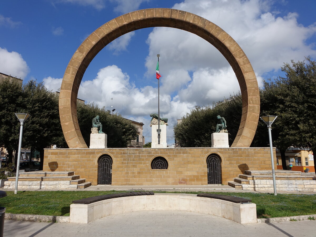 Manduria, Kriegerdenkmal an der Piazza Vittorio Emanuele (02.03.2023)