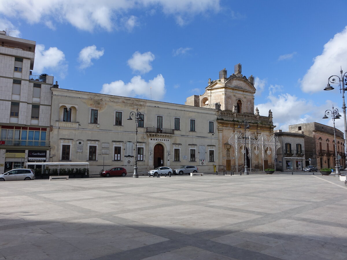 Manduria, Piazza Giuseppe Garibaldi mit Rathaus und Chiesa del Carmine (02.03.2023)