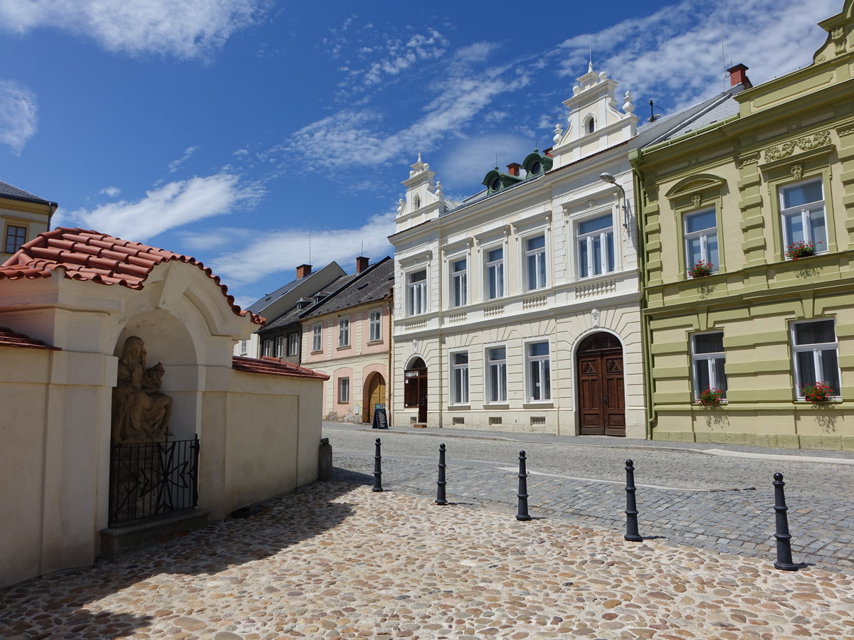 Manetin, historische Gebude am Schloplatz (06.07.2019)