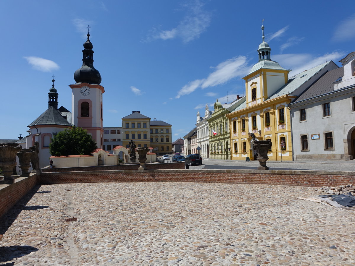 Manetin, Rathaus und Kirche St. Johannes der Tufer am Schloplatz (06.07.2019)