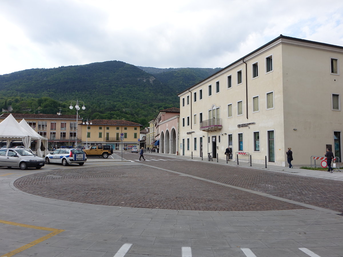 Maniago, Gebude der Bank Credit Acricole Friuladria an der Piazza Italia (05.05.2017)