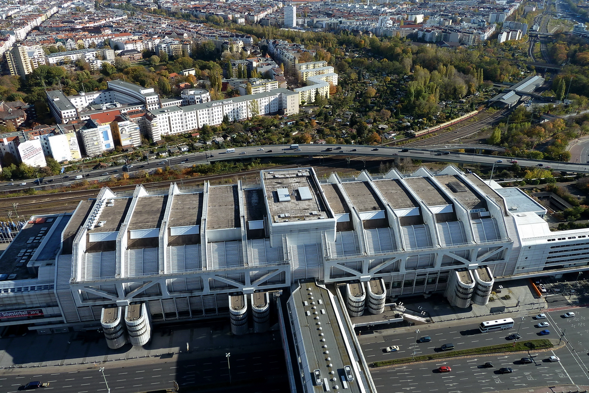 Mann, ist das gro, mann... Da hatte das Weitwinkelobjektiv an der Kamera nicht gereicht. Das ICC (Internationales Congress Centrum). Dahinter die nach Norden fhrende A100.  Foto: 28.10.2012