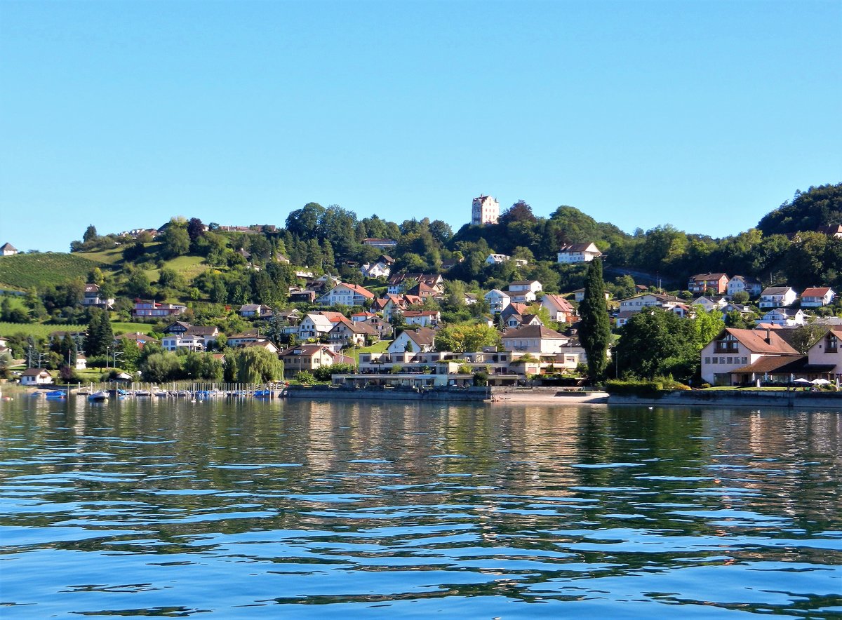 Mannenbach mit Schloss Salenstein. Mannenbach liegt am Sdufer des Untersees gegenber der Insel Reichenau - 03.09.2013