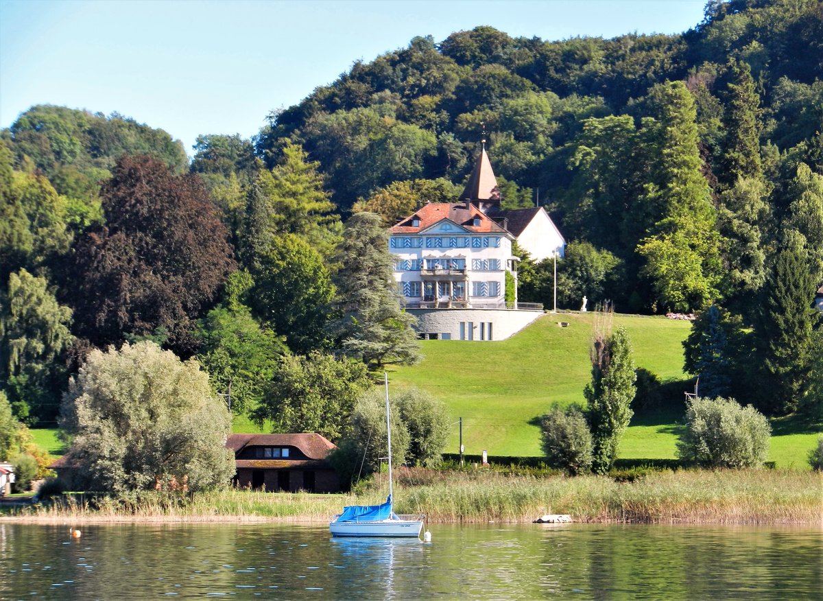 Mannenbach, Schloss Louisenberg. Das Schloss, erbaut 1834-1835, ist in Privatbesitz - 03.09.2013
