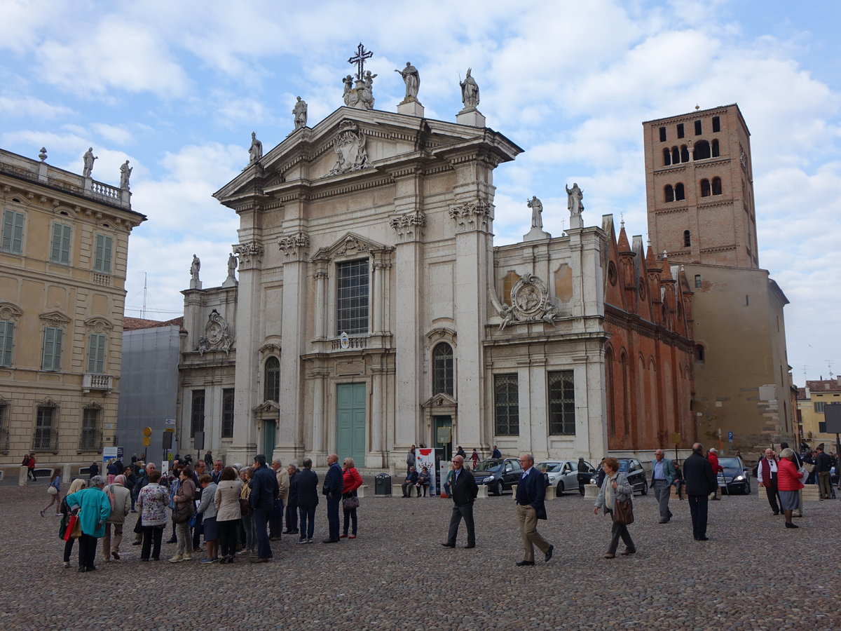 Mantua, Dom St. Pietro, erbaut ab 1540 durch Giulio Romano, Fassade von 1756, romanischer Glockenturm (08.10.2016)