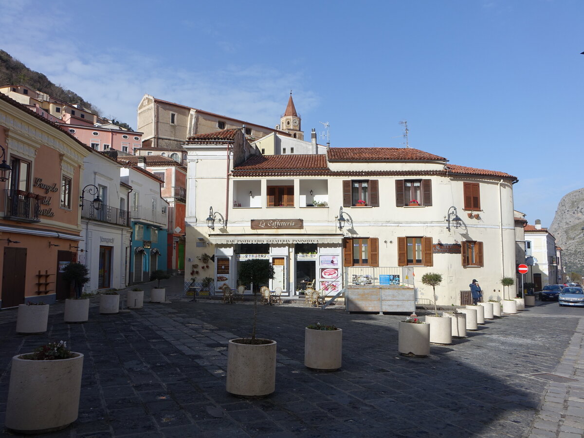 Maratea, Huser an der Piazza Buraglia, oben die Pfarrkirche St. Maria Maggiore (28.02.2023)