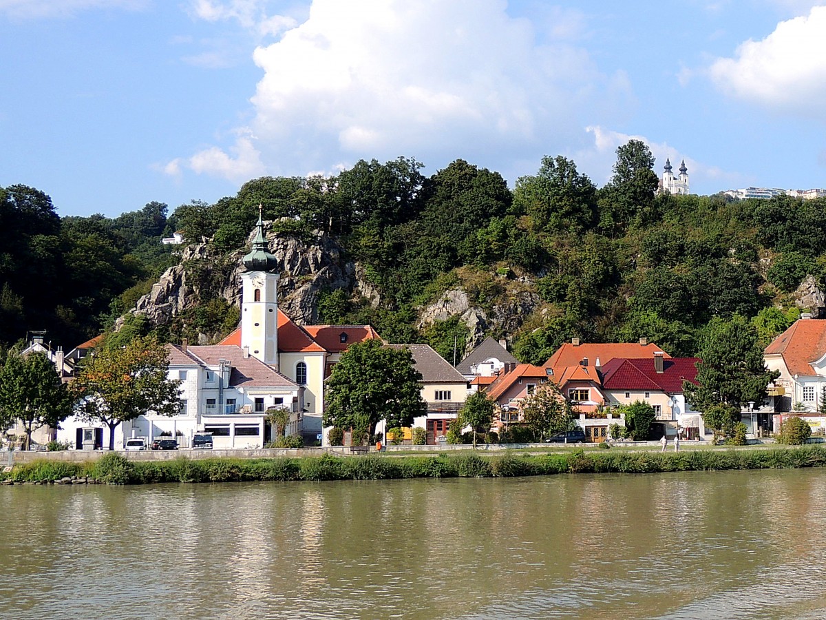 Marbach/Donau, oben im Hintergrund thront die Wallfahrtskirche Maria-Taferl; 130830