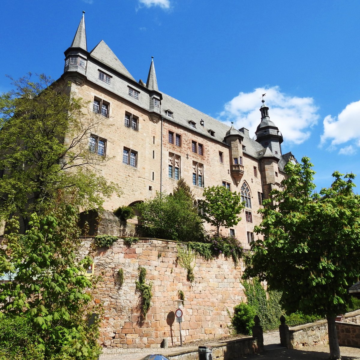 MARBURG-LANDGRAFENSCHLOSS HOCH BER DER STADT
Auf dem 287 m hohen Schlossberg thront hoch ber der berhmten Universittsstadt das LANDGRAFENSCHLOSS,
in dessen Sdflgel 1529 Weltgeschichte geschrieben wurde durch das  MARBURGER RELIGIONSGESPRCH 
mit LUTHER,ZWINGLI und MELANCHTON ber die Bedeutung des Abendmahls,hier am 9.5.2017....