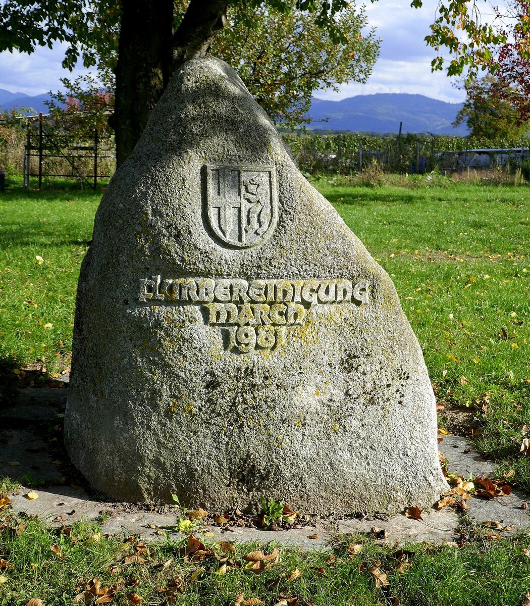 March-Holzhausen, der Gedenkstein auf dem Marchhgel erinnert an die Flurbereinigung March 1981, okt.2022