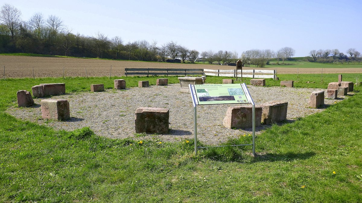 March-Holzhausen, die Steinblcke zeigen die Umrisse der ehemaligen Kirche von Buchsweiler, einer Ortschaft, die im 15.Jarhundert verschwunden ist, die Kirche stand allerdings bis Ende des 18.Jahrhunderts, die Fundamentreste wurden 2002 bei Ausgrabungen gefunden, Mrz 2020