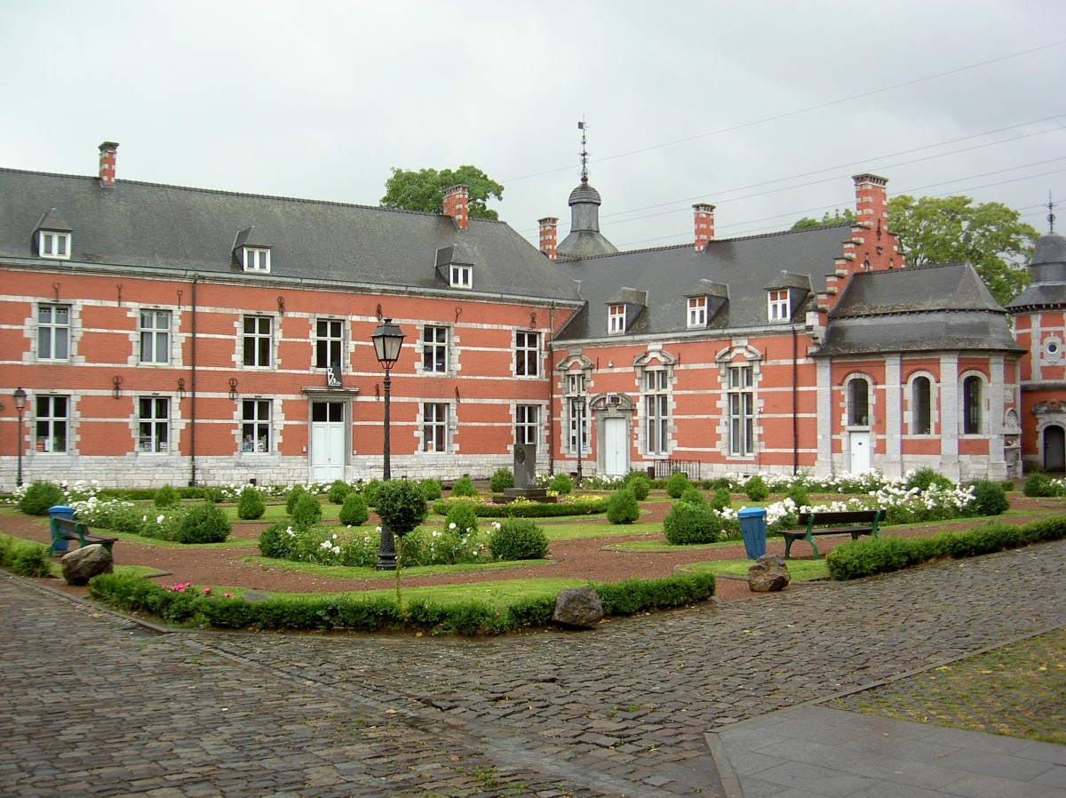 Marchienne-au-Pont, Innenhof vom Chateau de Cartier (28.06.2014)