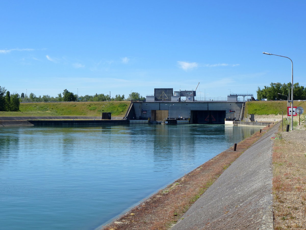 Marckolsheim, die 2-Kammer-Schleuse an der Rheinstaustufe, Juni 2017