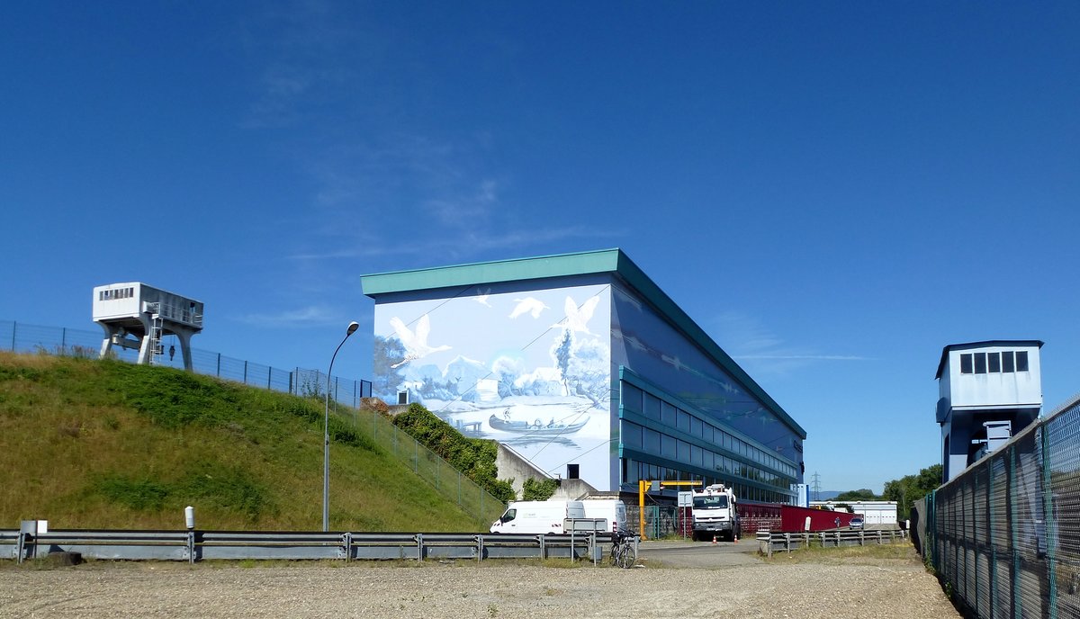 Marckolsheim, Blick von Osten auf die Turbinenhalle des Wasserkraftwerkes am Rhein, Juni 2017