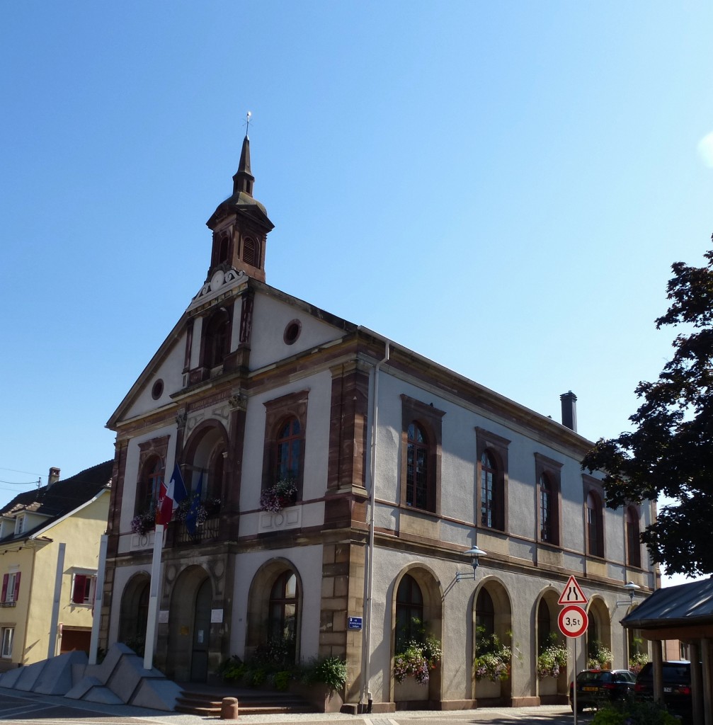 Marckolsheim, das Rathaus der ca.4200 Einwohner zhlenden Gemeinde im Unterelsa, Aug.2013