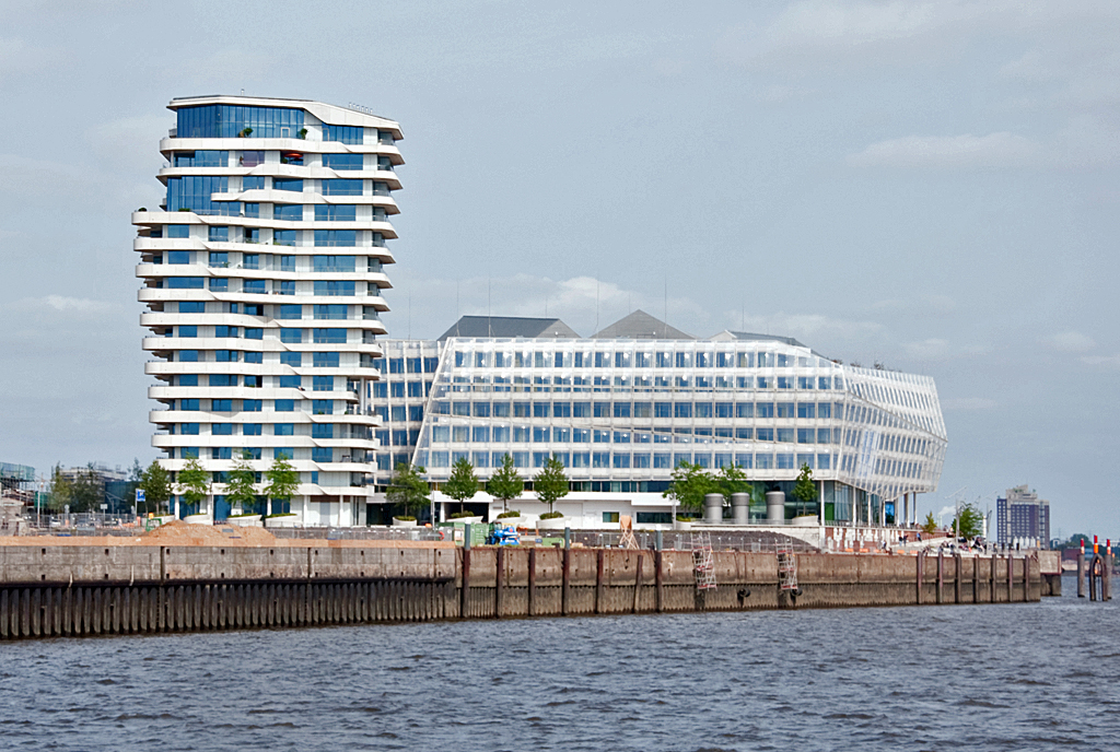 Marco-Polo-Tower mit Luxuswohnungen und Unilever-Haus am Standkai im Hamburger Hafen - 14.07.2013