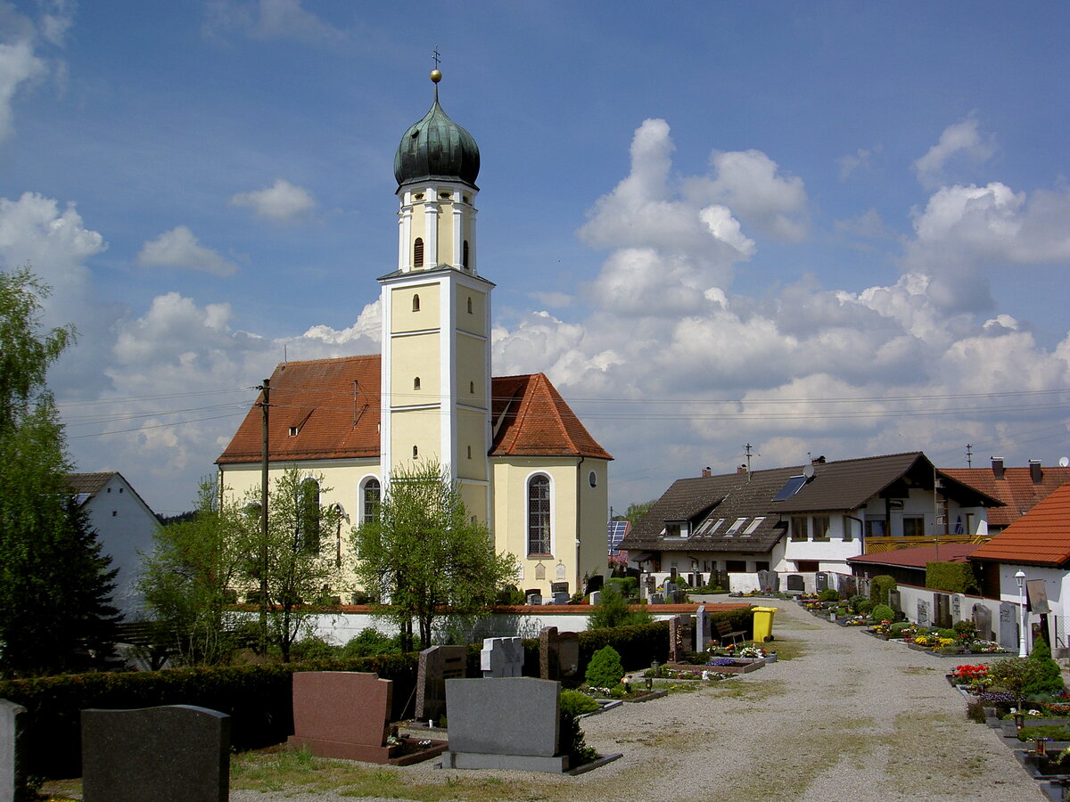 Margertshausen, kath. Pfarrkirche St. Georg, Saalbau mit eingezogenem Chor und sdlichem Turm, erbaut 1723 durch Jrg Paulus (23.04.2014)