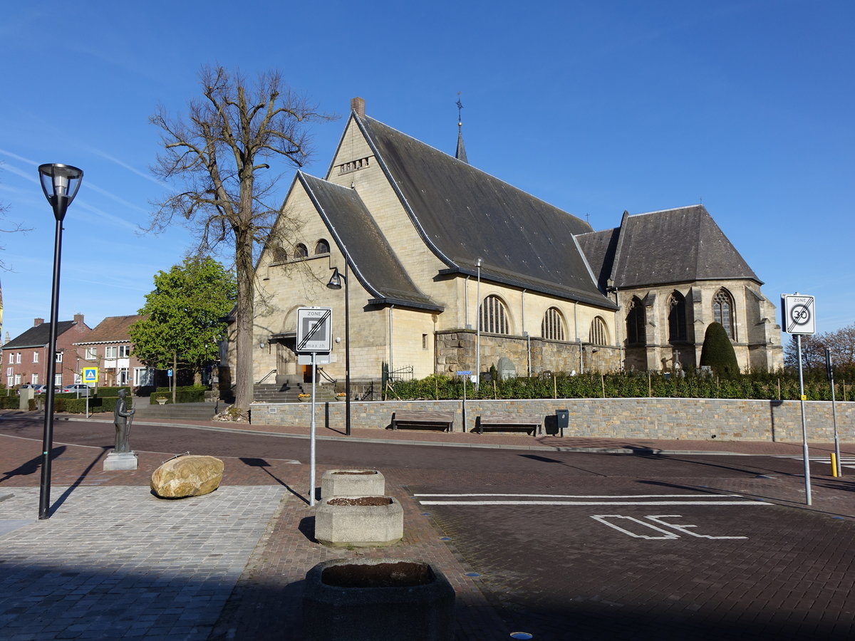 Margraten, St. Margarita Kirche, erbaut ab 1262, Kirchturm 14. Jahrhundert, Chor 15. Jahrhundert, Kirchenschiff erbaut von 1922 bis 1928 (04.05.2016)