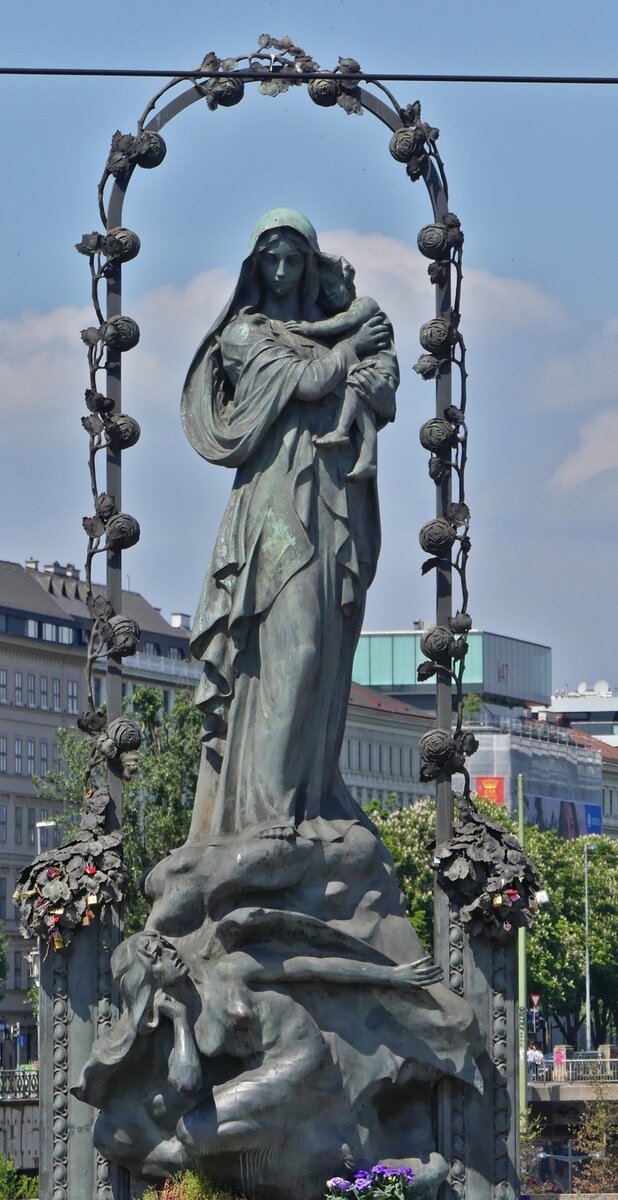Maria Statue auf der Mariabr�cke in Wien. 09.05.2026