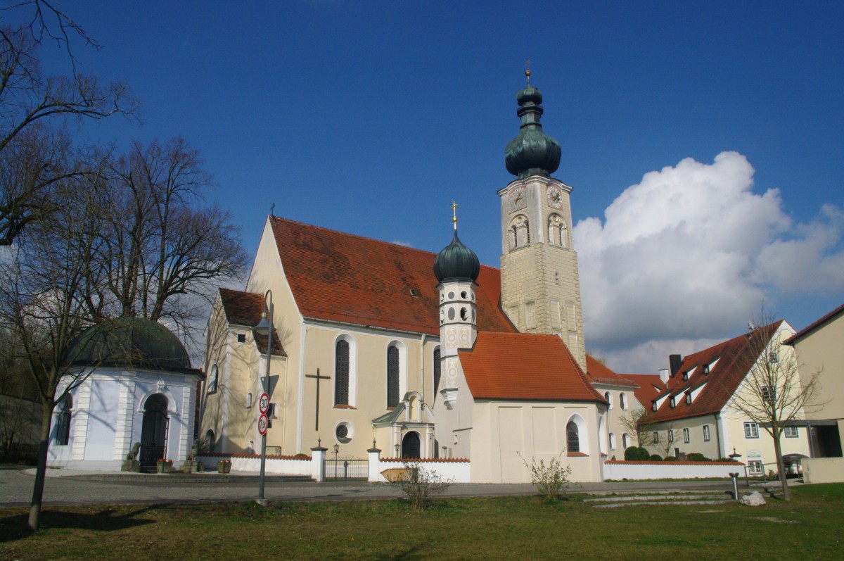 Maria Thalheim, Wallfahrtskirche Maria Himmelfahrt mit Kapelle und altem Messnerhaus (25.03.2014)