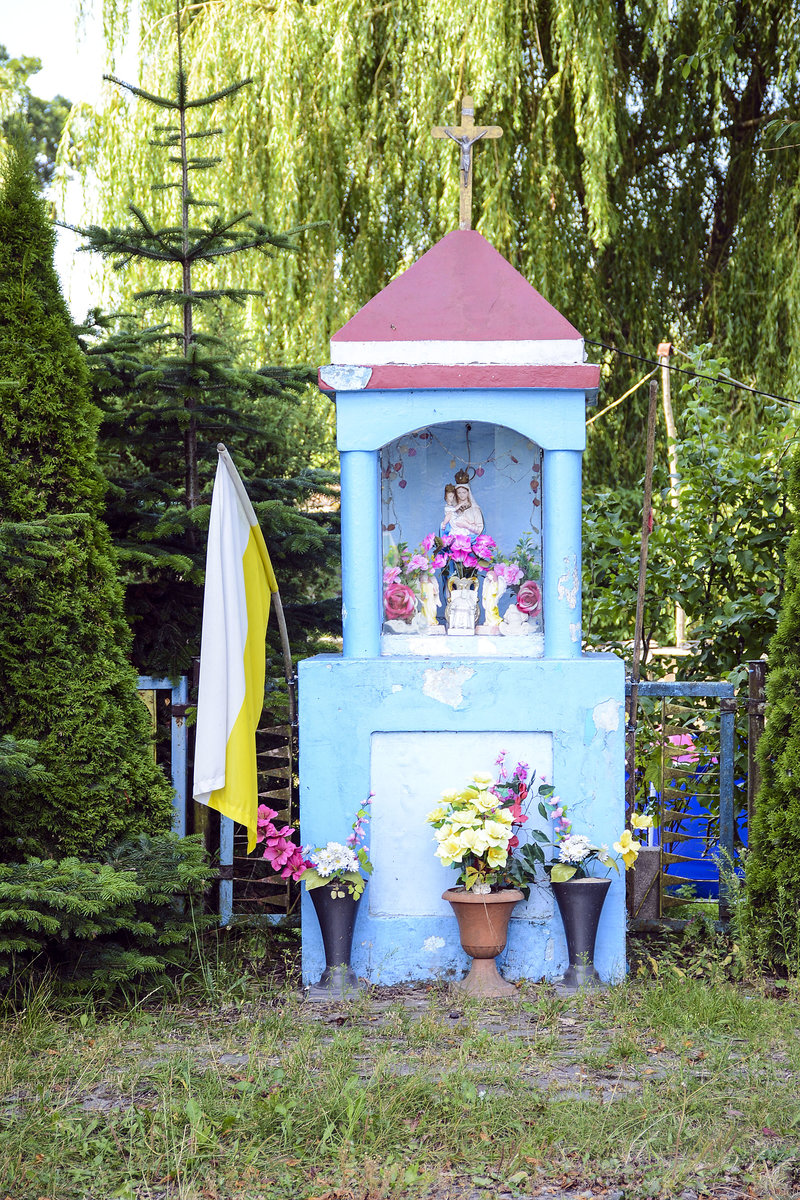 Mariafigur an der Haupstrae im Dorf Gać im polnischen Hinterpommern. Aufnahme: 17. August 2020.