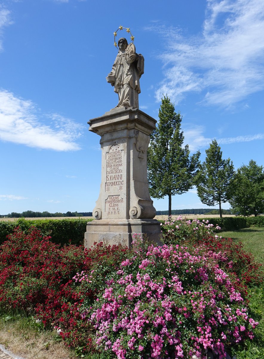 Marianska Tynice, Statue von Johannes Nepomuk vor dem Kloster (06.07.2019)