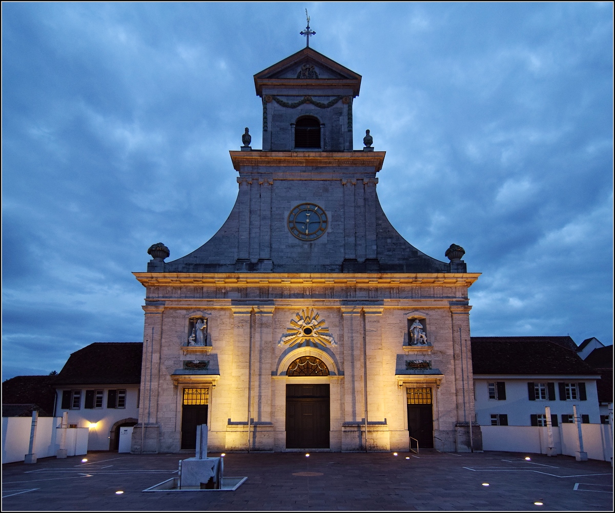 Mariastein im Baselbiet und doch verwaltungstechnisch im zerstckelten Kanton Solothurn. Eine beeindruckende Klosteranlage auf den letzten Auslufern des Jura. Die erstaunlich beeindruckende Stimmung des regnerischen Abends war gar nicht einfach zu konservieren. Februar 2017.